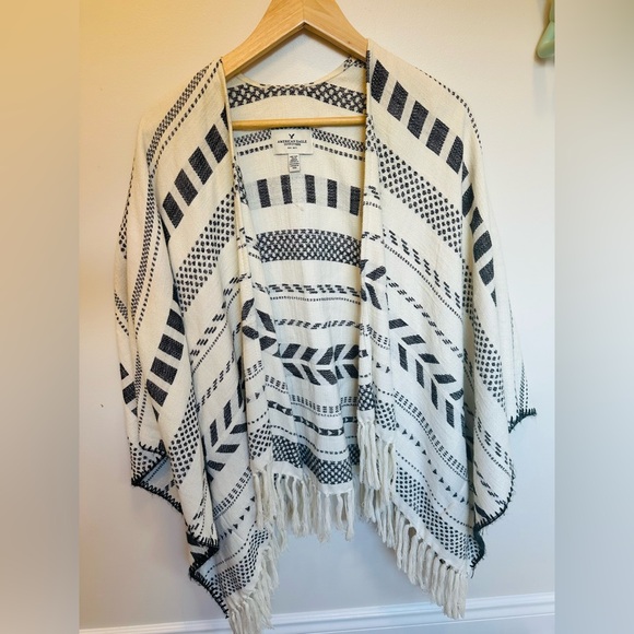 Boho style American Eagle geometric aztec poncho wrap with fringe - Picture 4 of 4